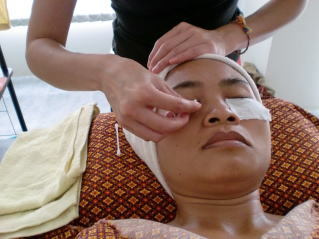 under eye massage